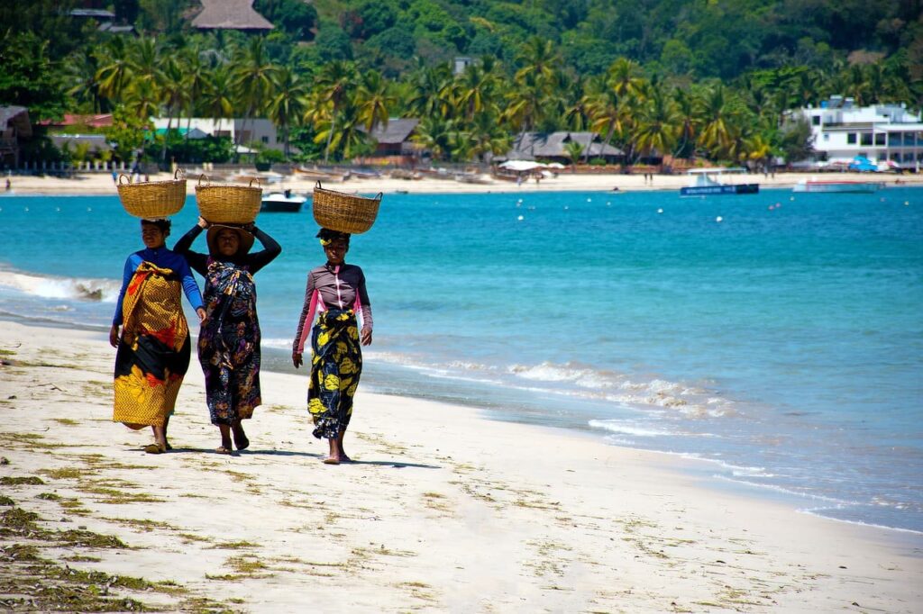 Madagascar - Femmes sur une plage