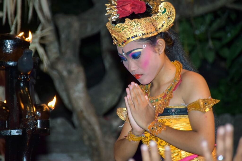 Femme balinaise faisant une prière devant un temple de bali