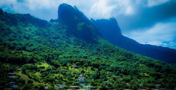 Moorea, l’île sœur de Tahiti : lagon turquoise et montagnes majestueuses