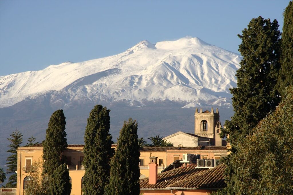 Paysage de Sicile avec le volcan Etna enneigé en arrière plan